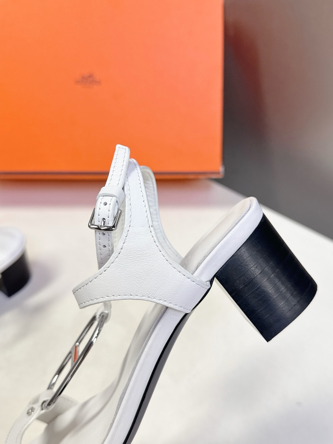 Hermes爱马仕2026春夏最新款H拖凉鞋 柜柜超难配货 经典的方头版型 搭配极具辨识度H形状五金扣 