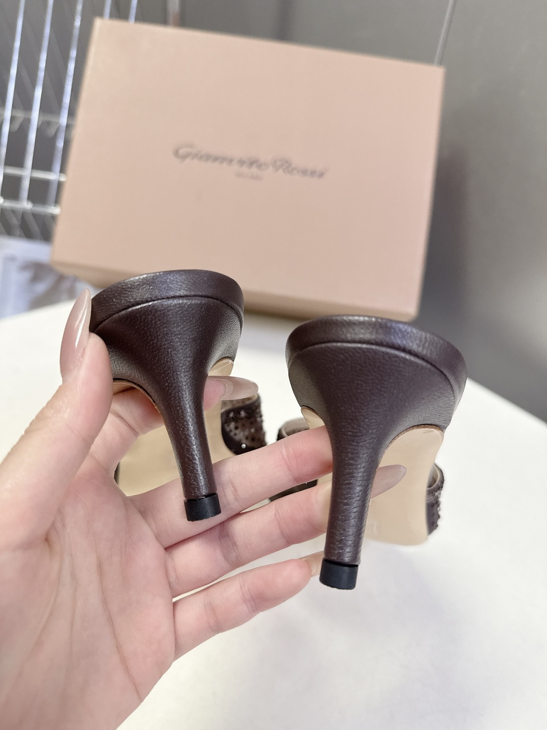 吉安维托·罗西Gianvito rossi 春夏最新款水晶鞋 仙女鞋 超多明星网红种草 鞋面进口高透气网