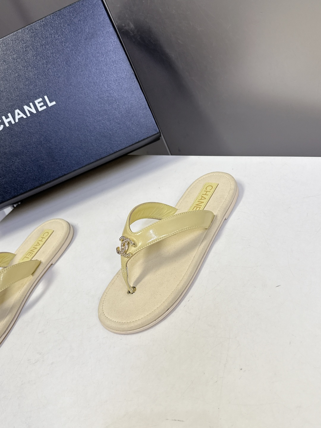 CHANEL香奈儿春夏2026新品 双C人字拖 超多明星时尚博主种草 夏天必备 大爆款‼️已经被它的美貌