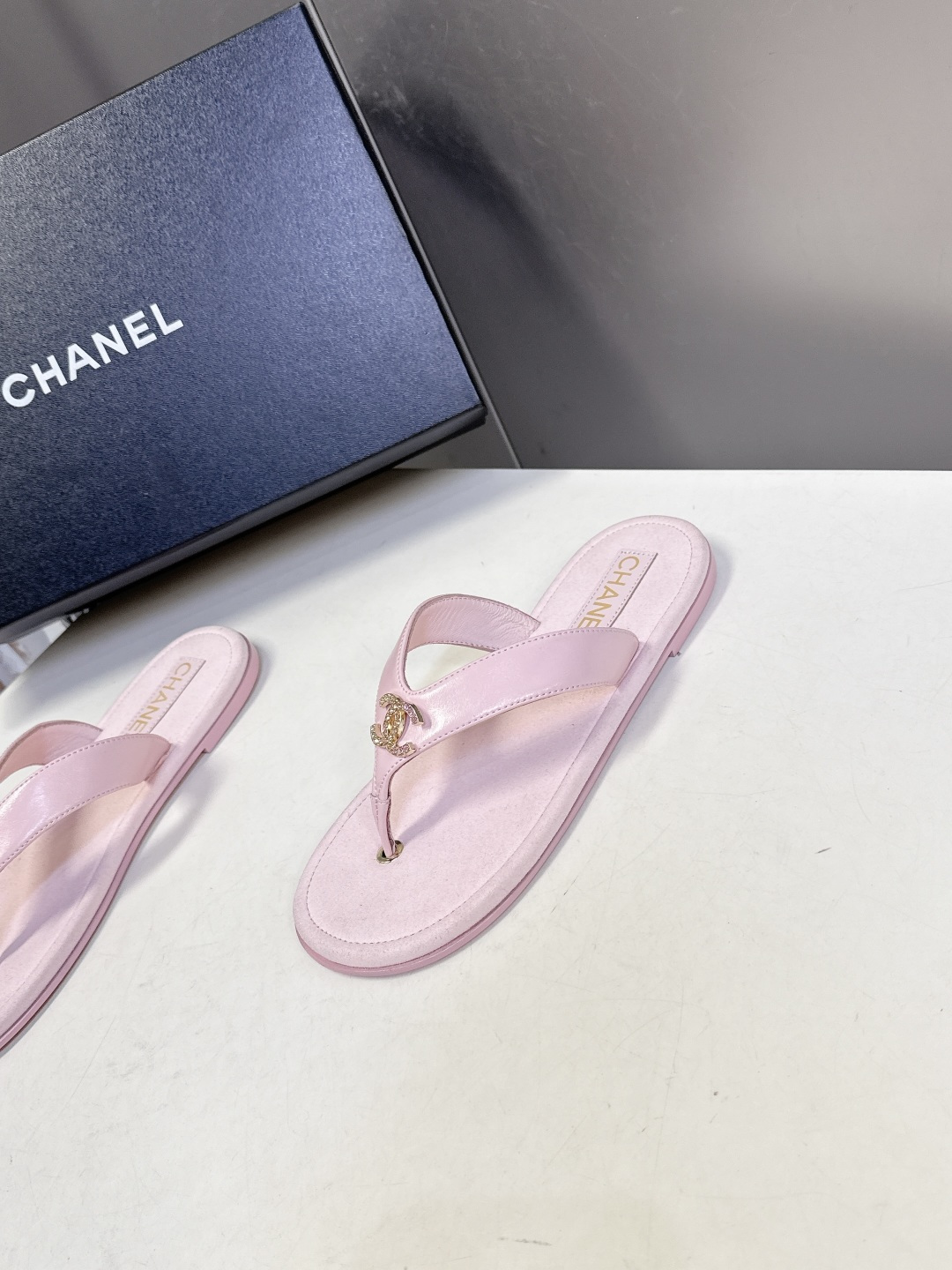 CHANEL香奈儿春夏2026新品 双C人字拖 超多明星时尚博主种草 夏天必备 大爆款‼️已经被它的美貌