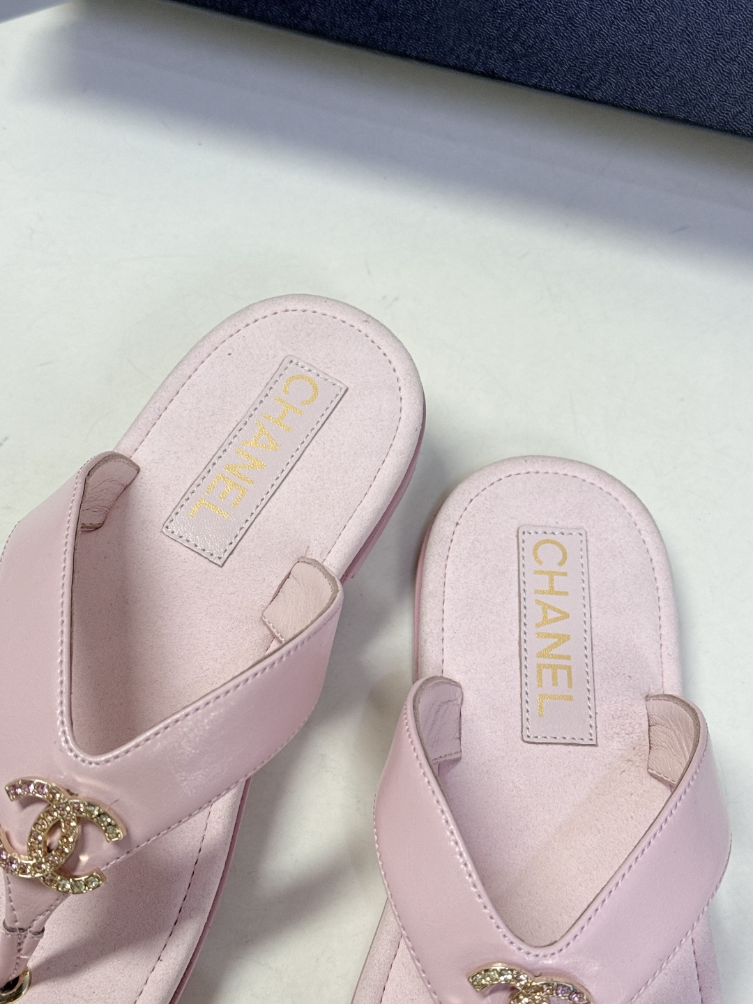 CHANEL香奈儿春夏2026新品 双C人字拖 超多明星时尚博主种草 夏天必备 大爆款‼️已经被它的美貌