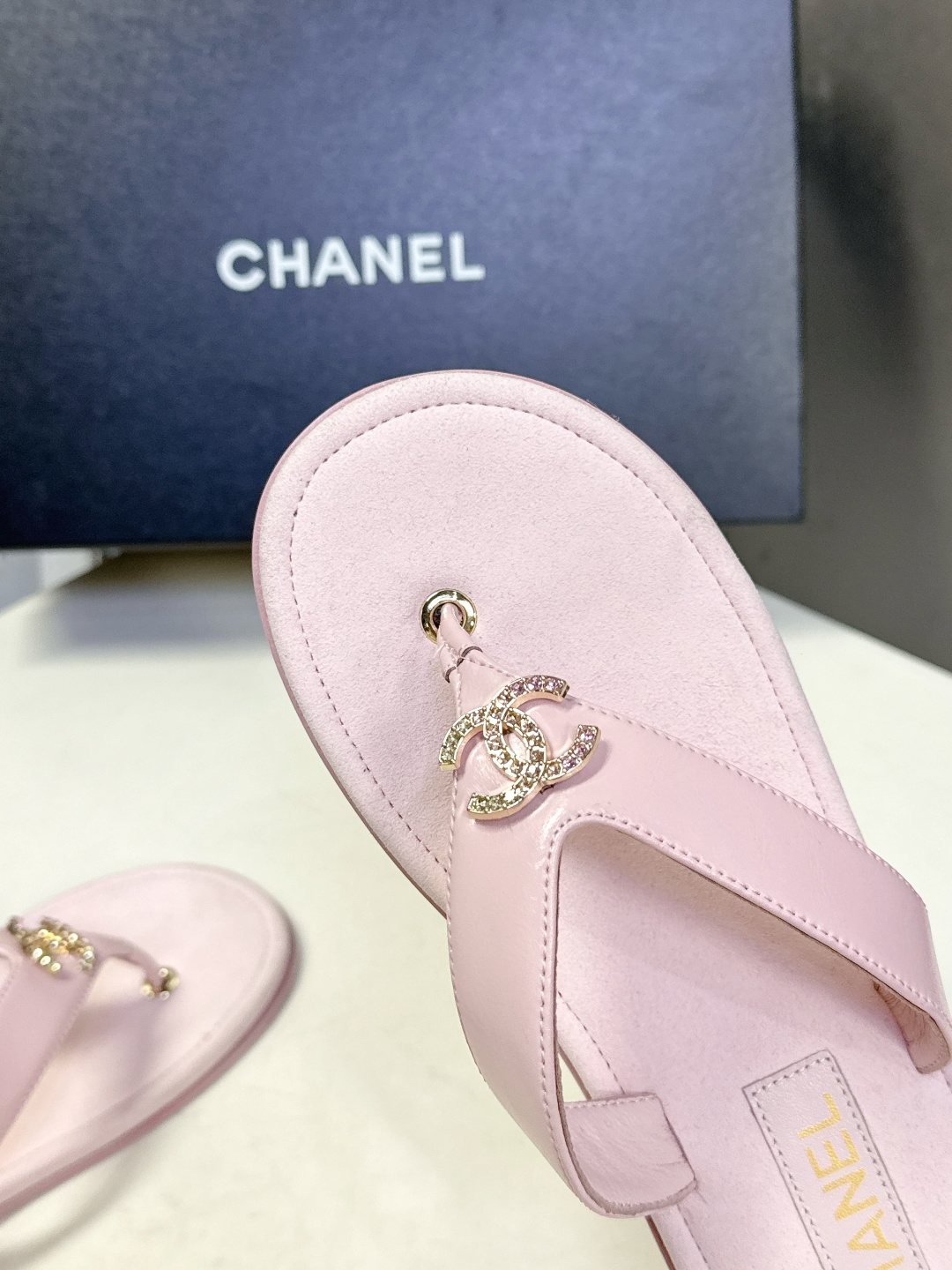 CHANEL香奈儿春夏2026新品 双C人字拖 超多明星时尚博主种草 夏天必备 大爆款‼️已经被它的美貌