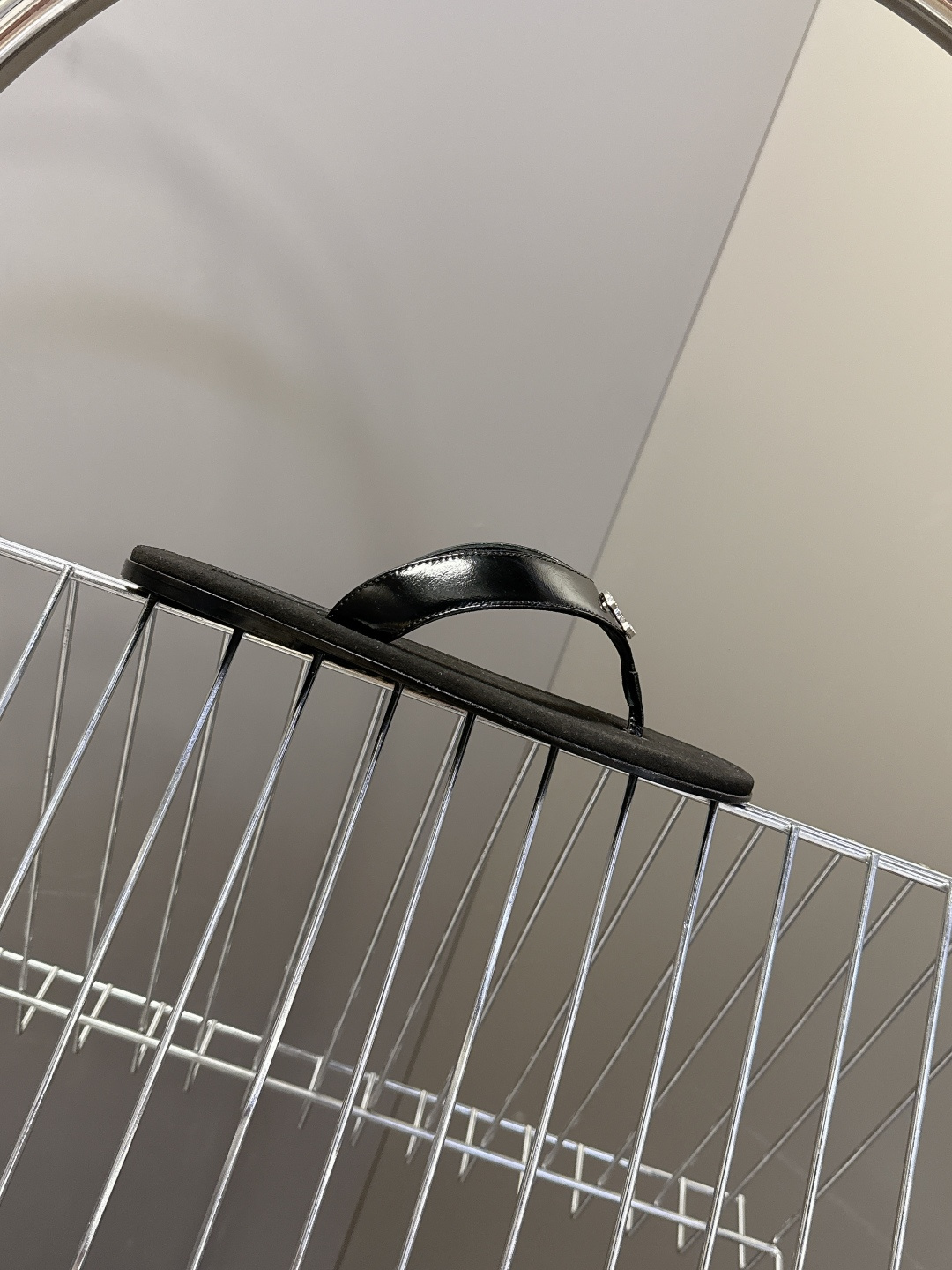 CHANEL香奈儿春夏2026新品 双C人字拖 超多明星时尚博主种草 夏天必备 大爆款‼️已经被它的美貌