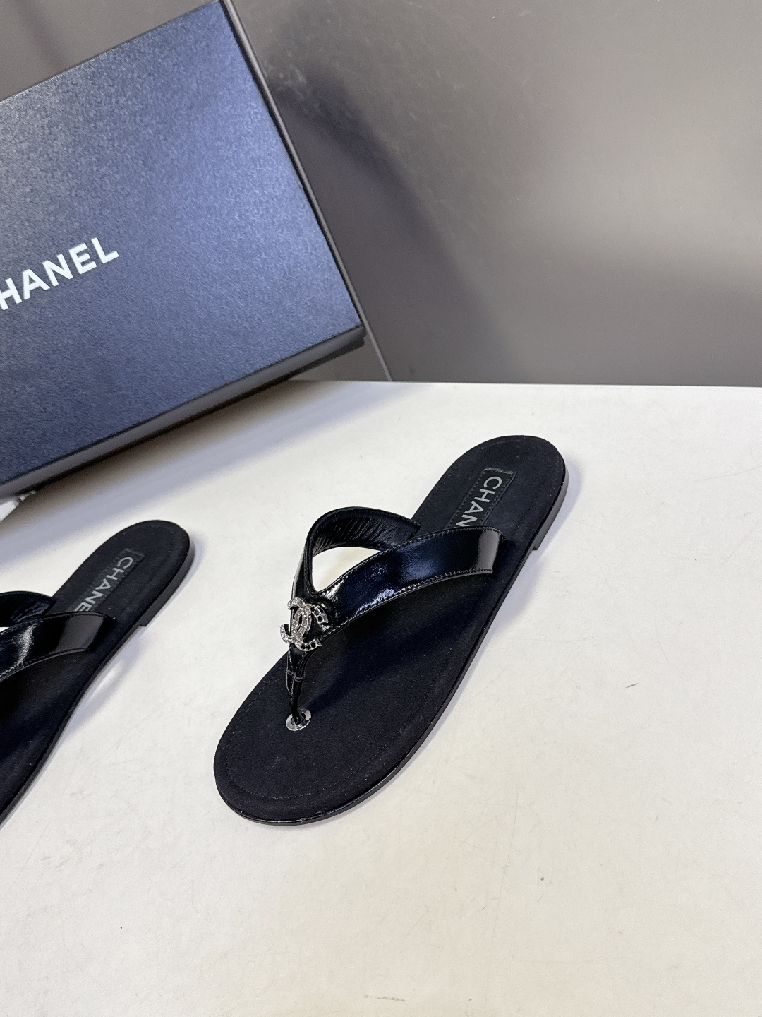 CHANEL香奈儿春夏2026新品 双C人字拖 超多明星时尚博主种草 夏天必备 大爆款‼️已经被它的美貌