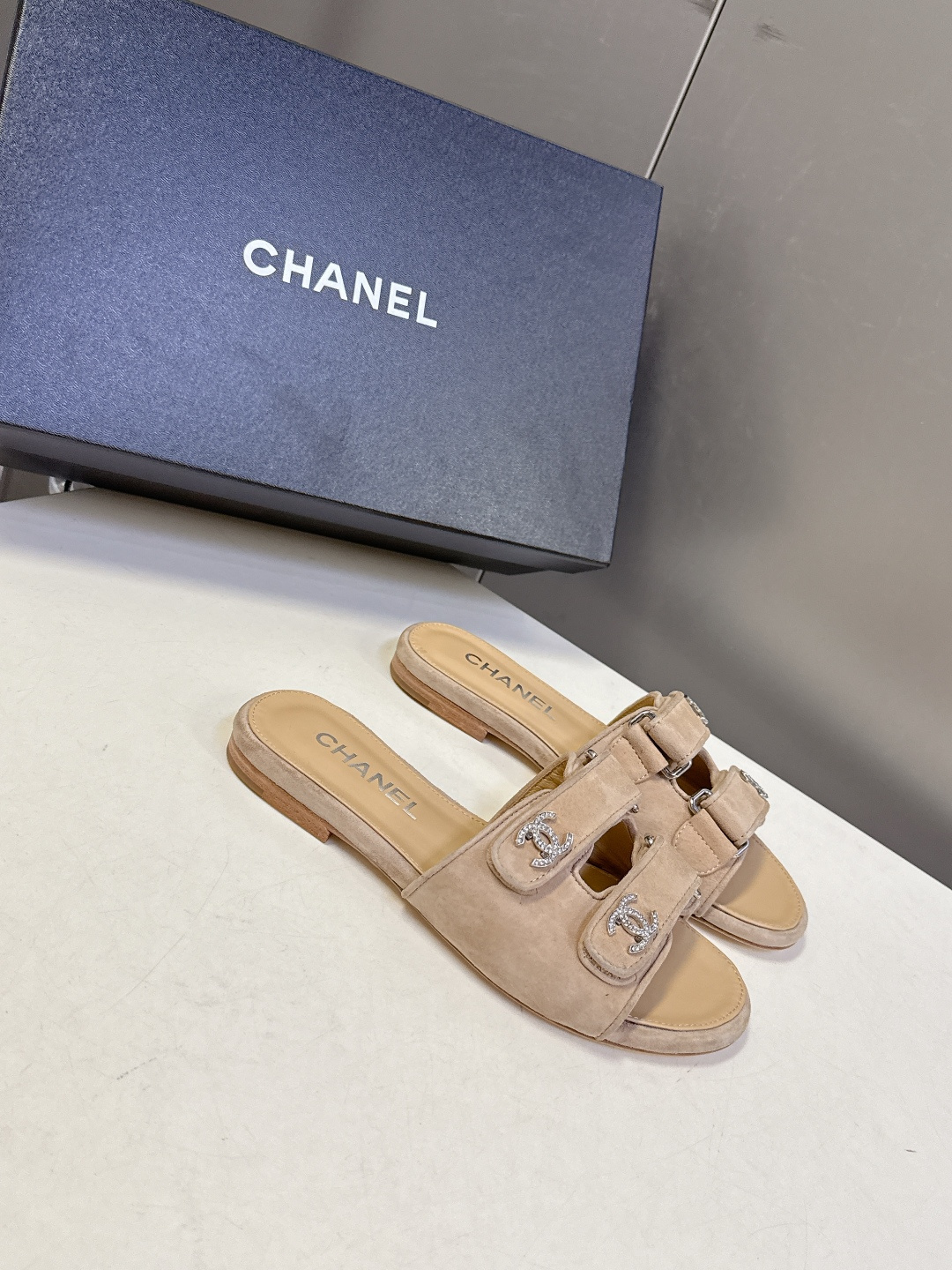 CHANEL香奈儿2026春夏最新款双C拖鞋 超多明星时尚博主种草 夏天必备 大爆款‼️已经被它的美貌折