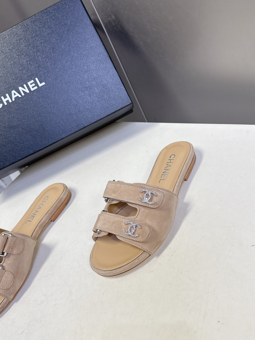 CHANEL香奈儿2026春夏最新款双C拖鞋 超多明星时尚博主种草 夏天必备 大爆款‼️已经被它的美貌折