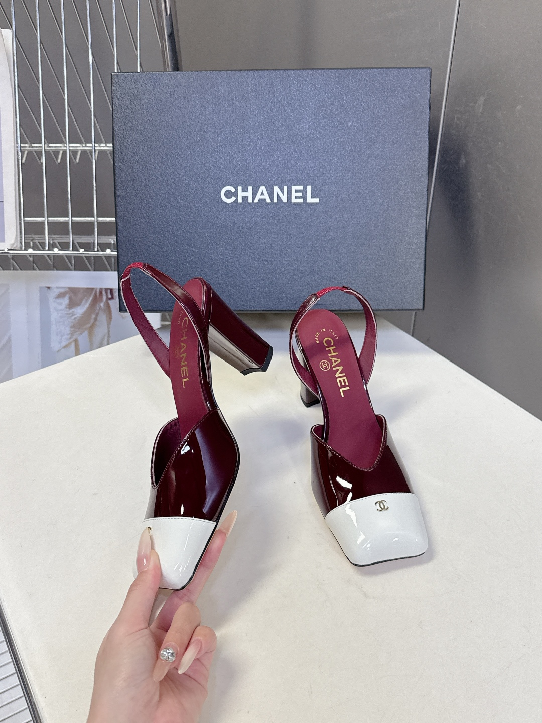 香奈儿CHANEL春夏最新款粗跟凉鞋 超多网红时尚博主种草 高级感舒适，配女神们的半身裙，不规则的方头，