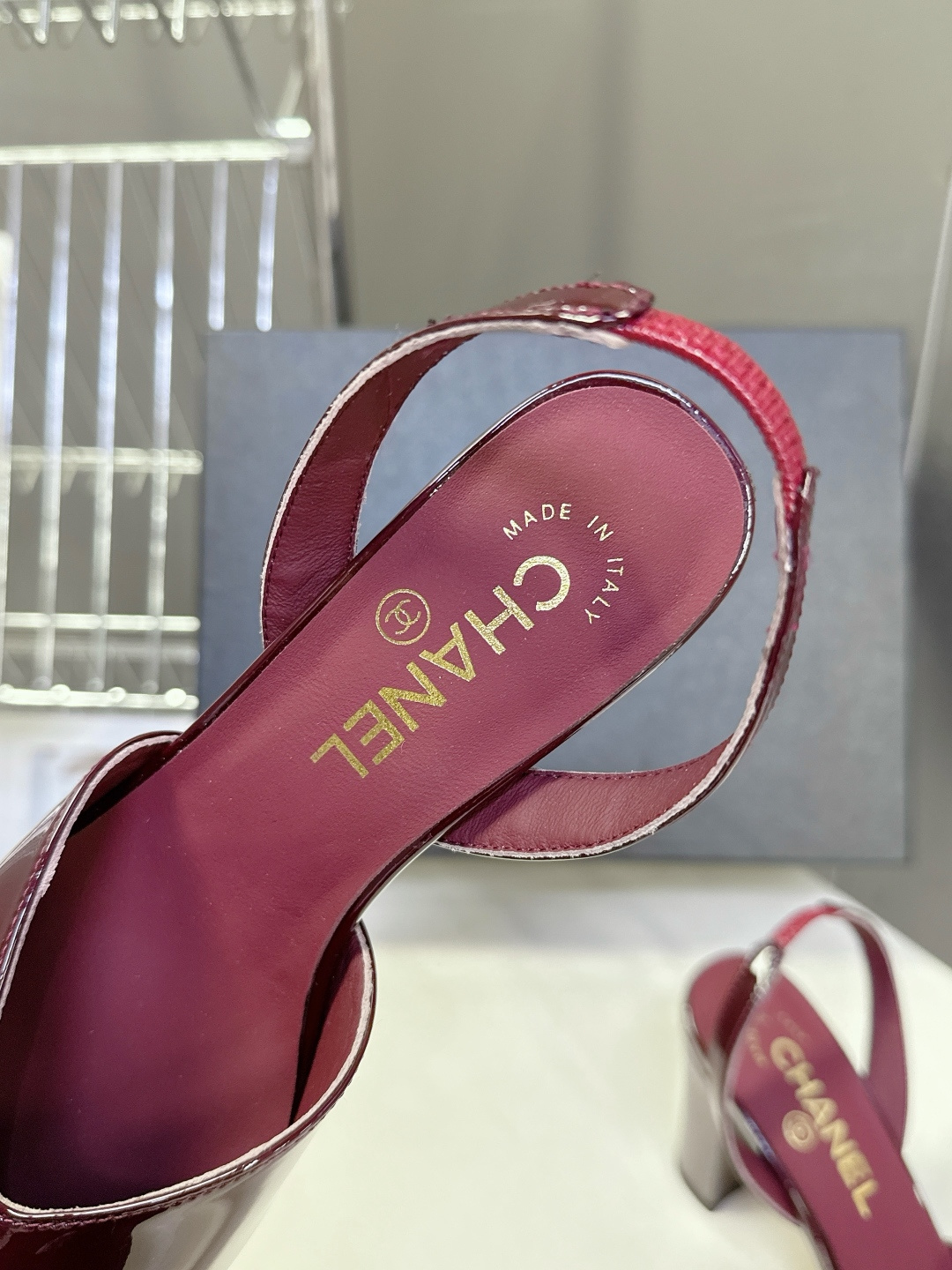 香奈儿CHANEL春夏最新款粗跟凉鞋 超多网红时尚博主种草 高级感舒适，配女神们的半身裙，不规则的方头，