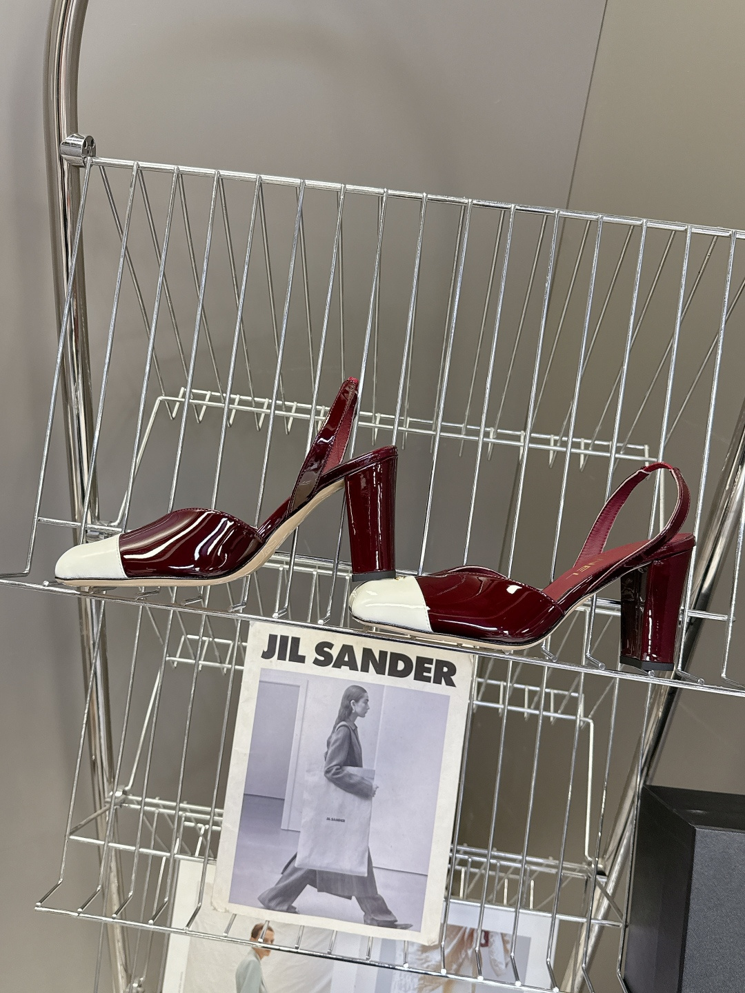 香奈儿CHANEL春夏最新款粗跟凉鞋 超多网红时尚博主种草 高级感舒适，配女神们的半身裙，不规则的方头，