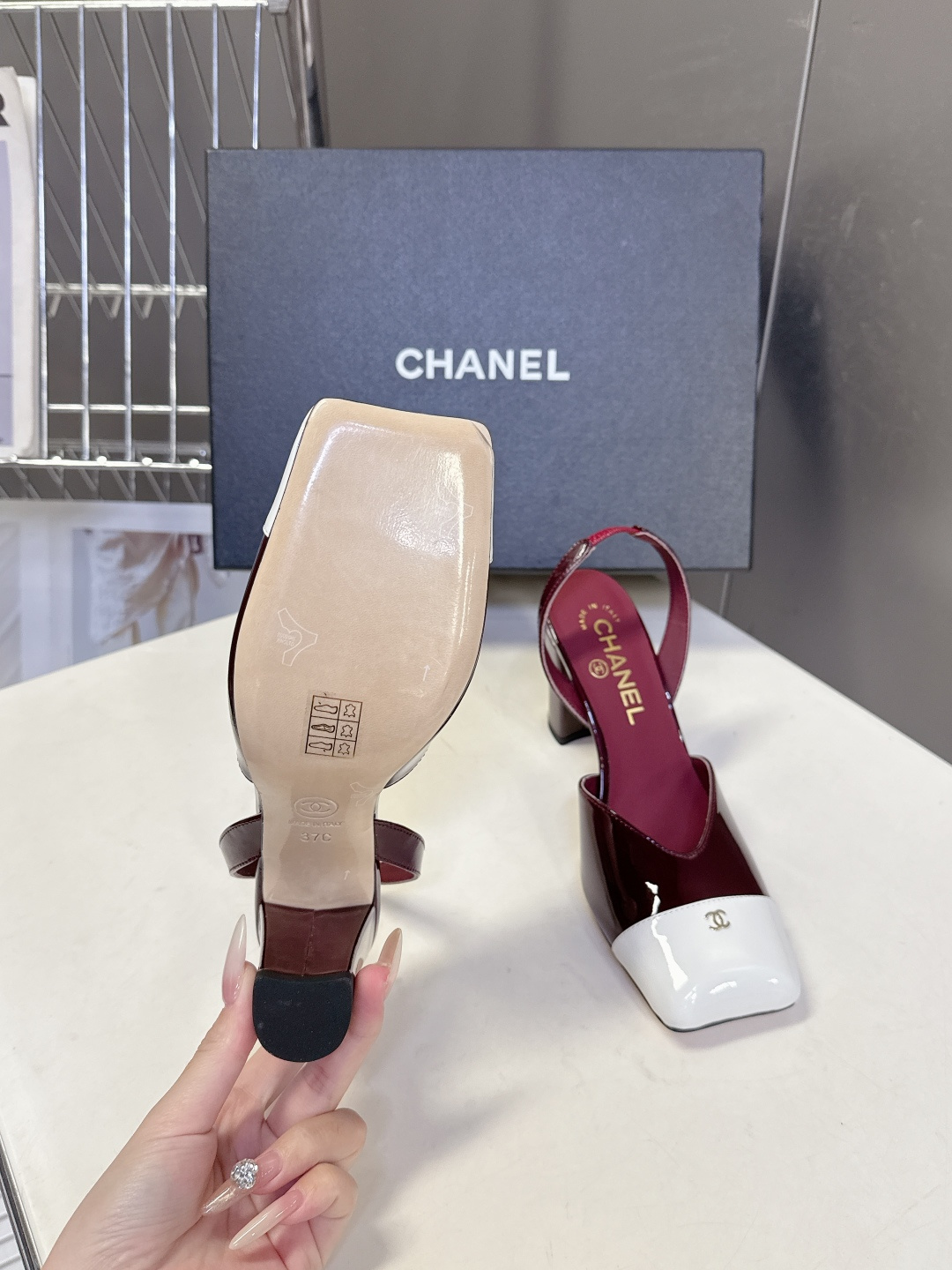 香奈儿CHANEL春夏最新款粗跟凉鞋 超多网红时尚博主种草 高级感舒适，配女神们的半身裙，不规则的方头，