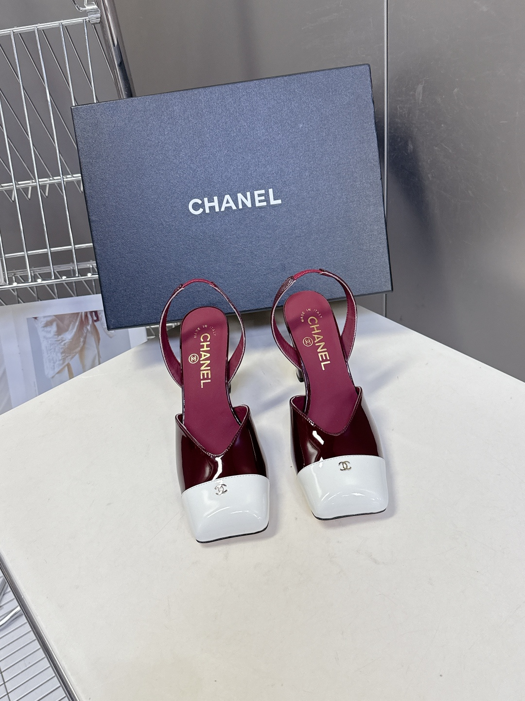 香奈儿CHANEL春夏最新款粗跟凉鞋 超多网红时尚博主种草 高级感舒适，配女神们的半身裙，不规则的方头，