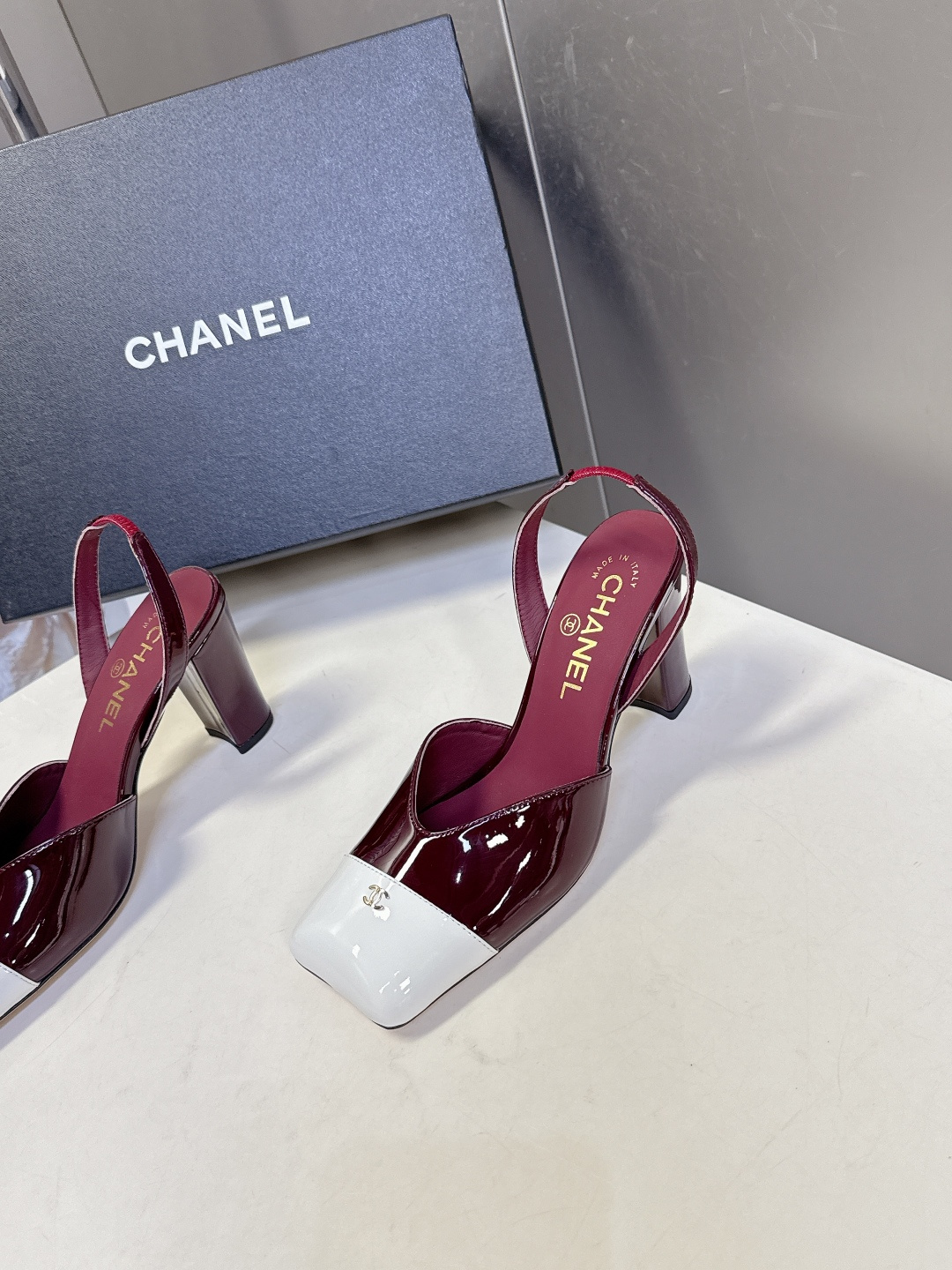 香奈儿CHANEL春夏最新款粗跟凉鞋 超多网红时尚博主种草 高级感舒适，配女神们的半身裙，不规则的方头，