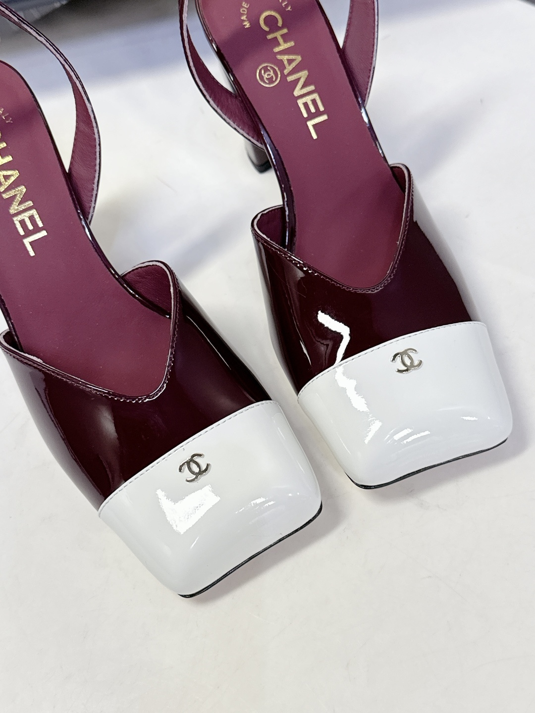 香奈儿CHANEL春夏最新款粗跟凉鞋 超多网红时尚博主种草 高级感舒适，配女神们的半身裙，不规则的方头，