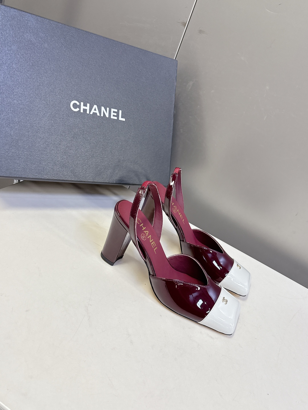 香奈儿CHANEL春夏最新款粗跟凉鞋 超多网红时尚博主种草 高级感舒适，配女神们的半身裙，不规则的方头，