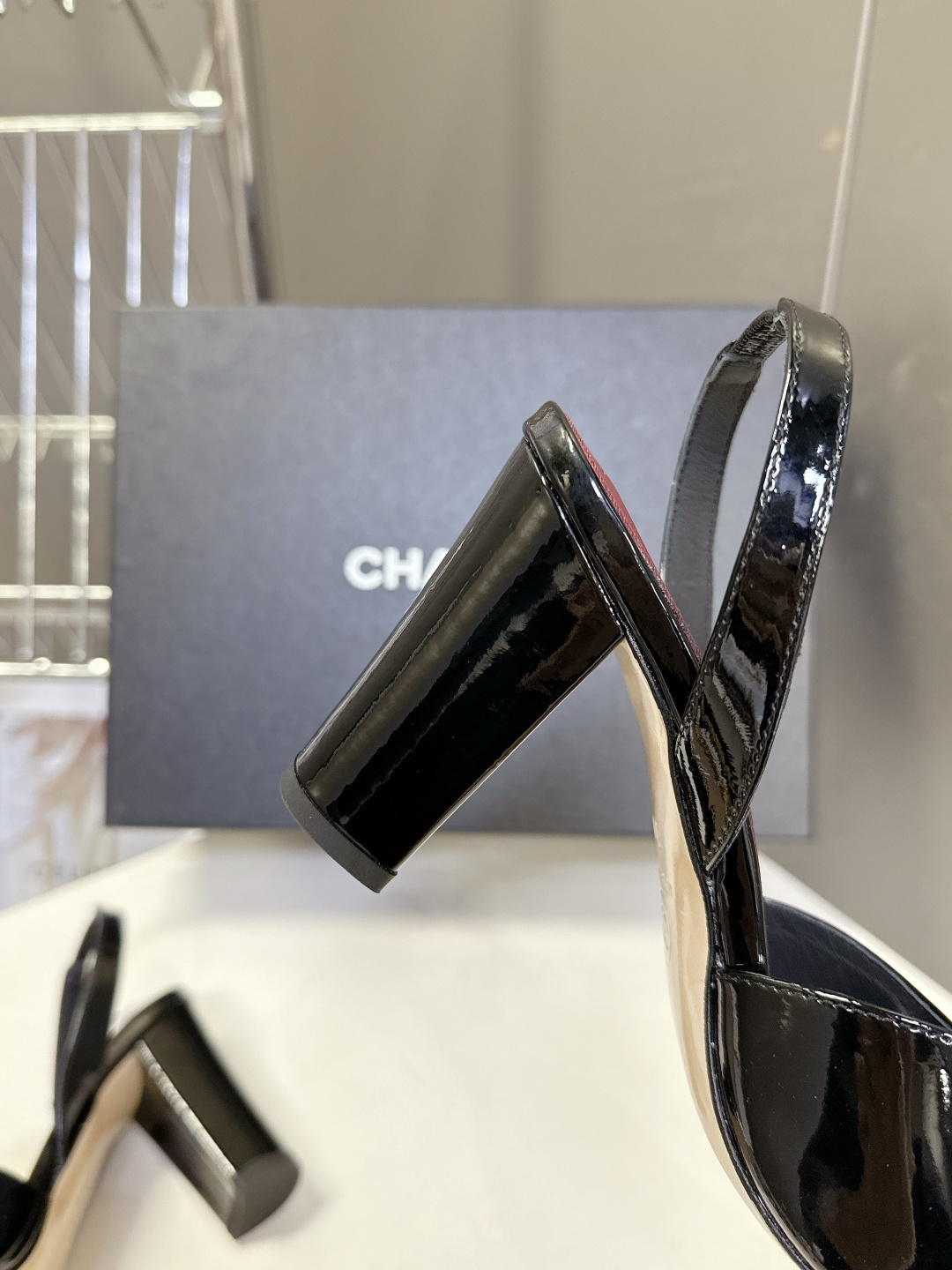 香奈儿CHANEL春夏最新款粗跟凉鞋 超多网红时尚博主种草 高级感舒适，配女神们的半身裙，不规则的方头，