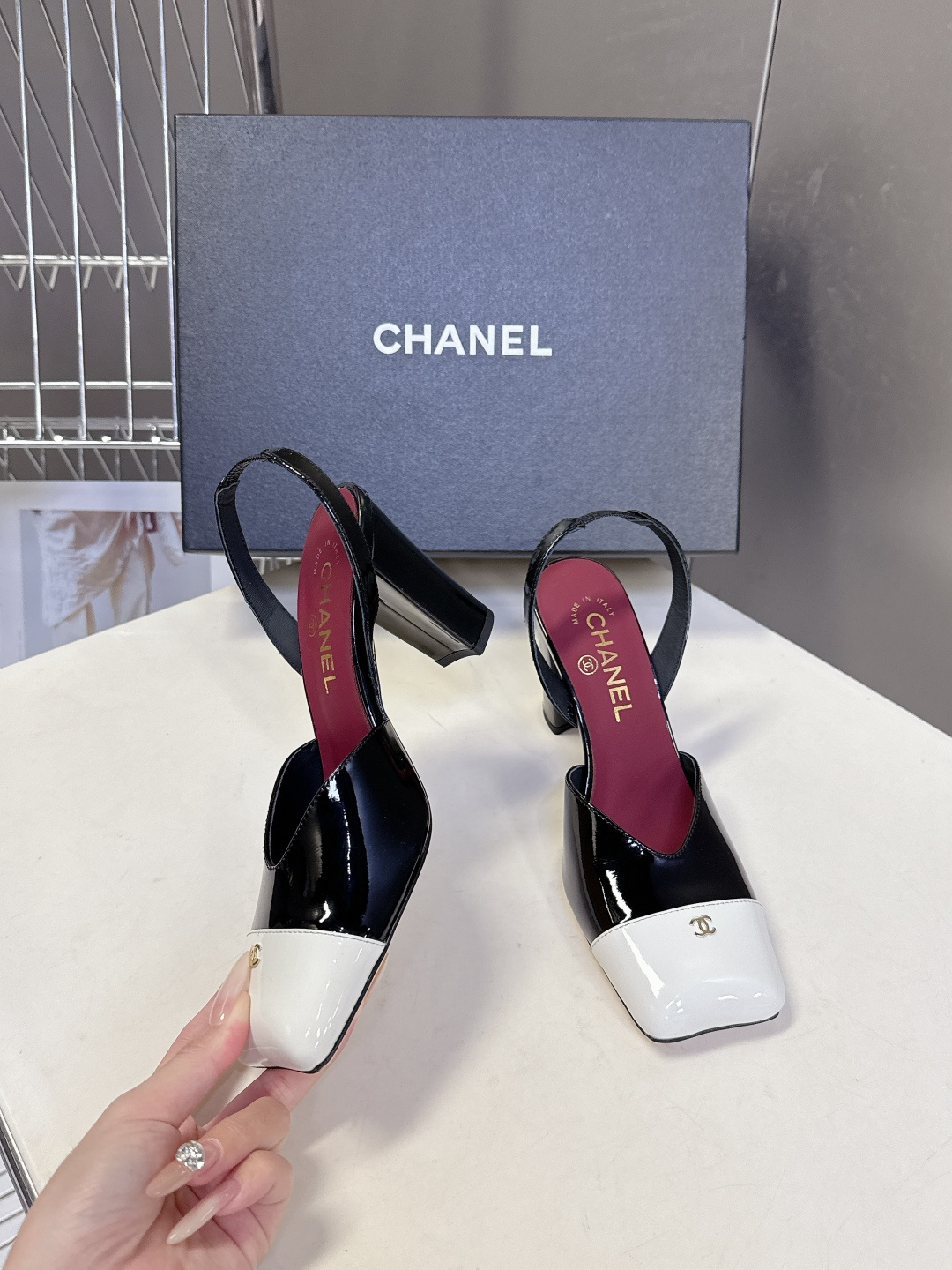 香奈儿CHANEL春夏最新款粗跟凉鞋 超多网红时尚博主种草 高级感舒适，配女神们的半身裙，不规则的方头，