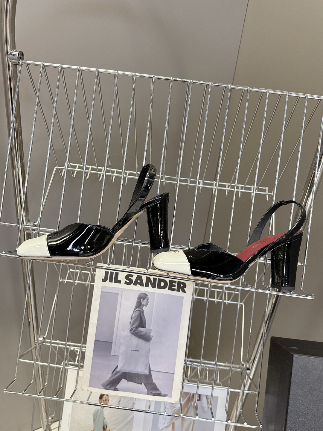 香奈儿CHANEL春夏最新款粗跟凉鞋 超多网红时尚博主种草 高级感舒适，配女神们的半身裙，不规则的方头，