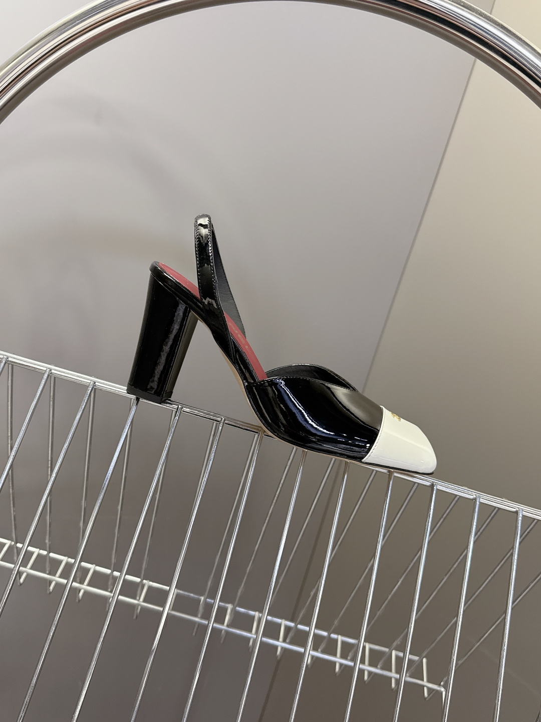 香奈儿CHANEL春夏最新款粗跟凉鞋 超多网红时尚博主种草 高级感舒适，配女神们的半身裙，不规则的方头，