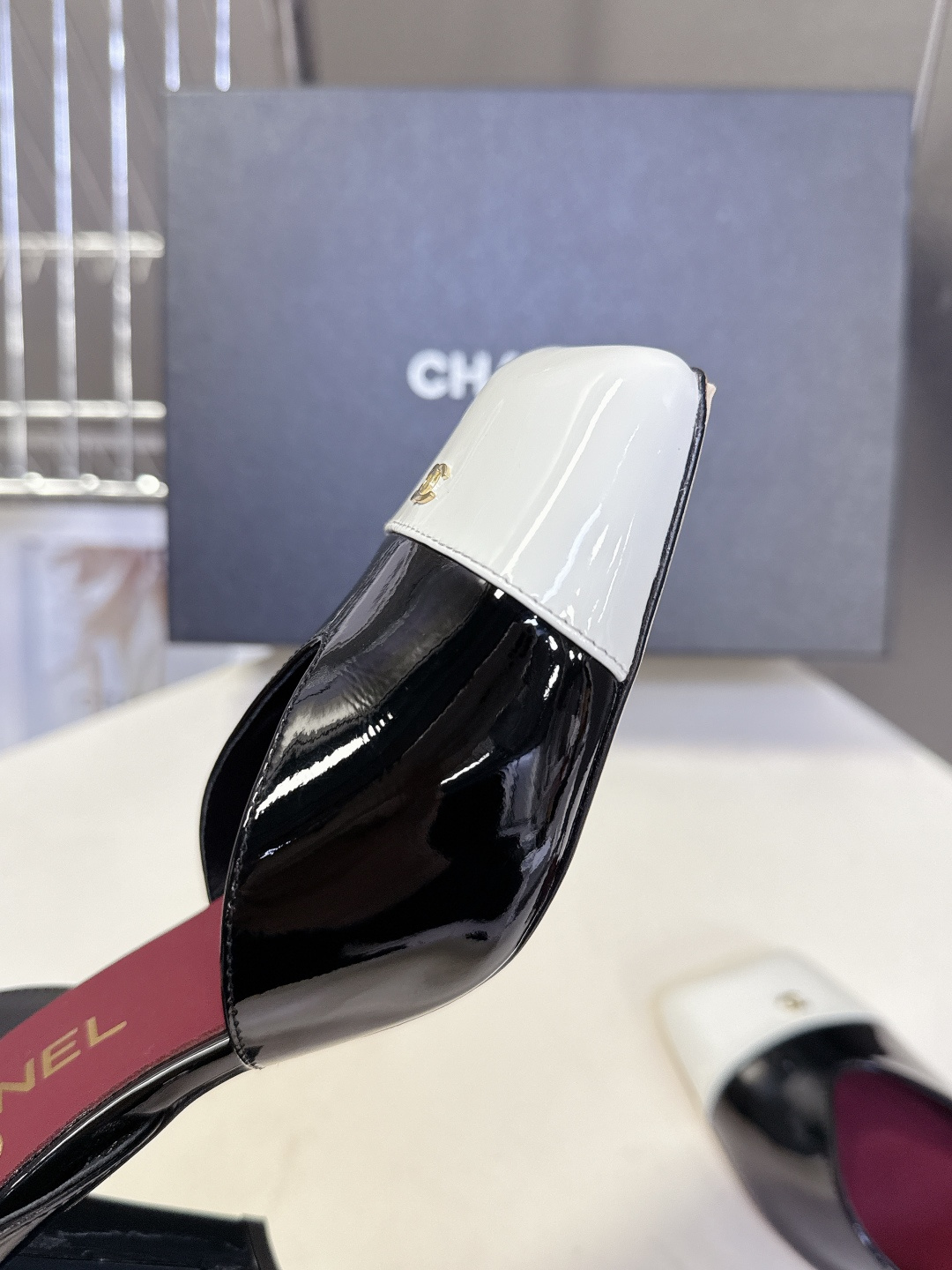 香奈儿CHANEL春夏最新款粗跟凉鞋 超多网红时尚博主种草 高级感舒适，配女神们的半身裙，不规则的方头，