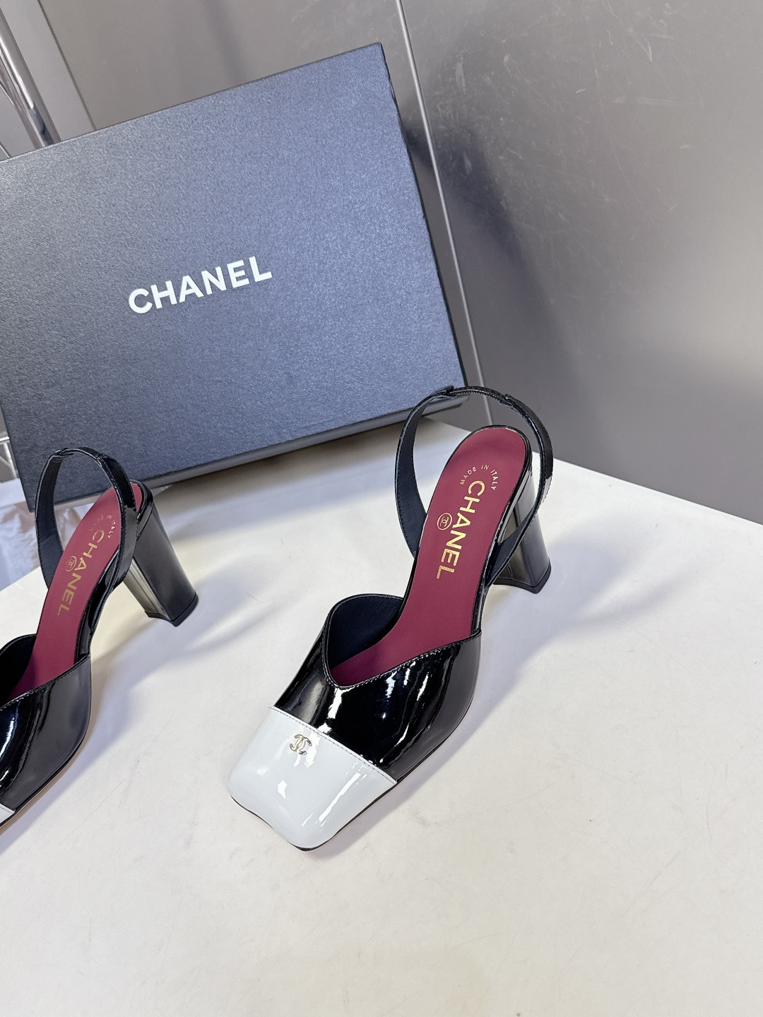 香奈儿CHANEL春夏最新款粗跟凉鞋 超多网红时尚博主种草 高级感舒适，配女神们的半身裙，不规则的方头，