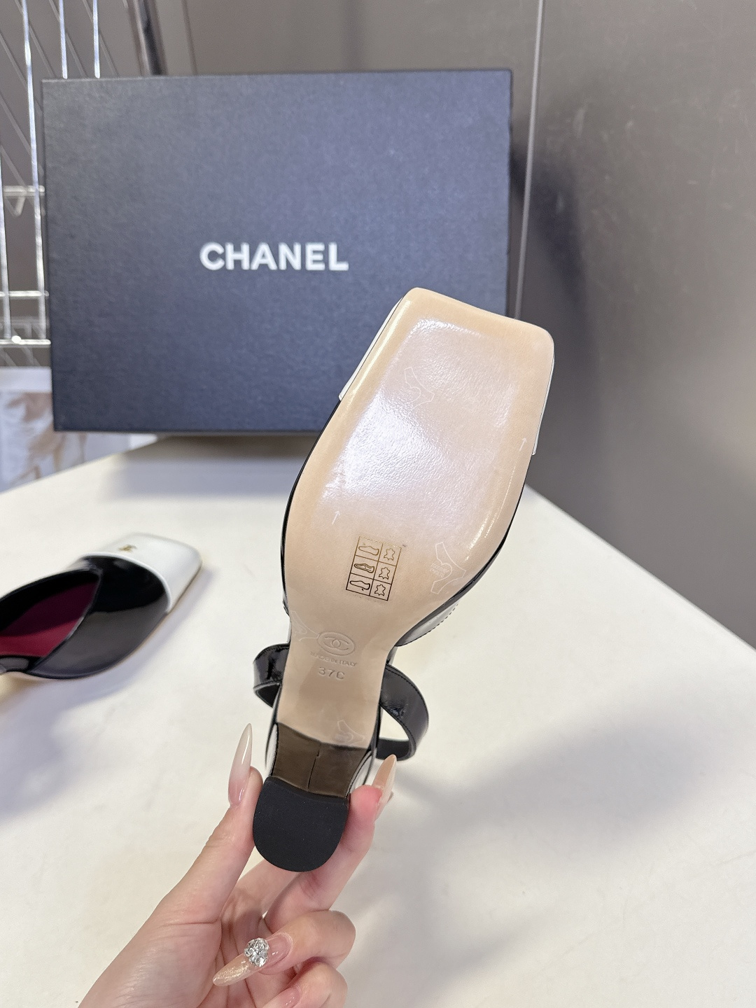 香奈儿CHANEL春夏最新款粗跟凉鞋 超多网红时尚博主种草 高级感舒适，配女神们的半身裙，不规则的方头，