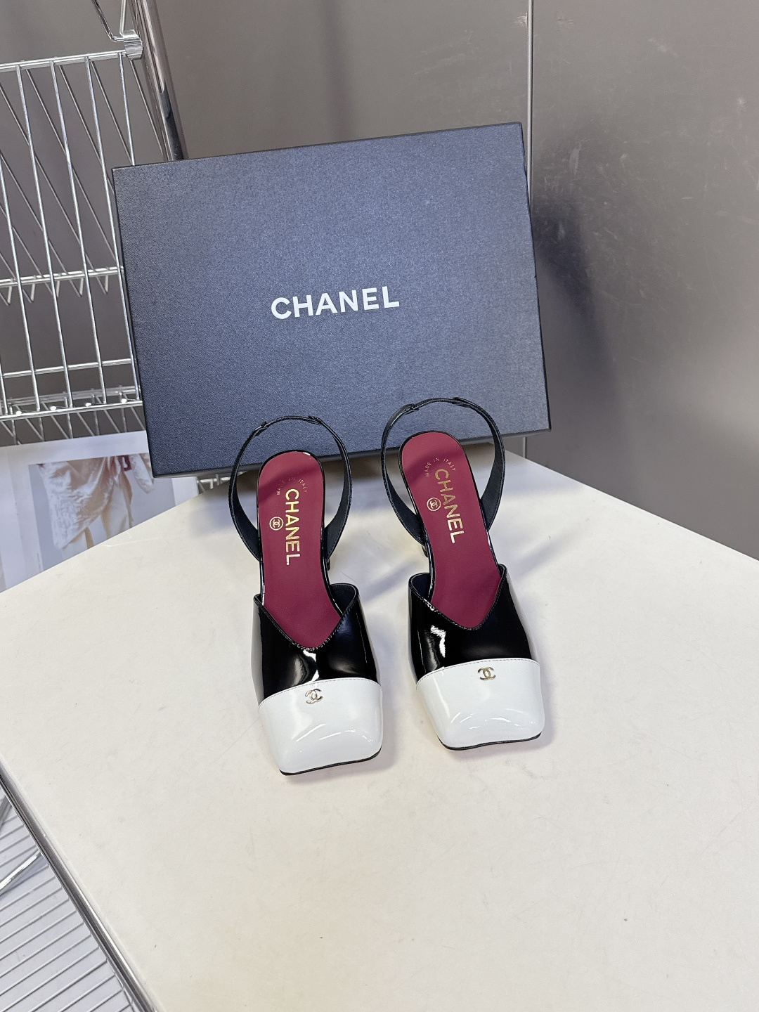 香奈儿CHANEL春夏最新款粗跟凉鞋 超多网红时尚博主种草 高级感舒适，配女神们的半身裙，不规则的方头，