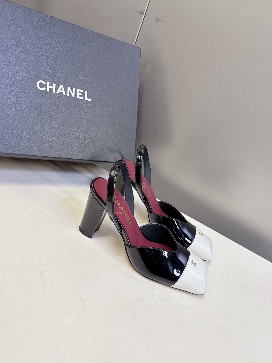 香奈儿CHANEL春夏最新款粗跟凉鞋 超多网红时尚博主种草 高级感舒适，配女神们的半身裙，不规则的方头，