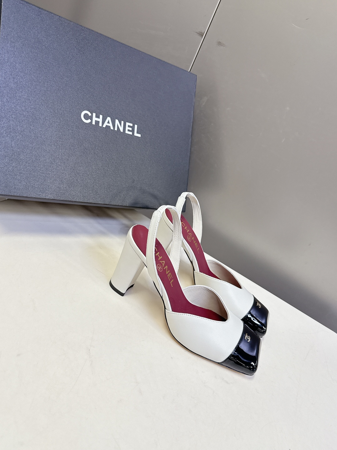 香奈儿CHANEL春夏最新款粗跟凉鞋 超多网红时尚博主种草 高级感舒适，配女神们的半身裙，不规则的方头，