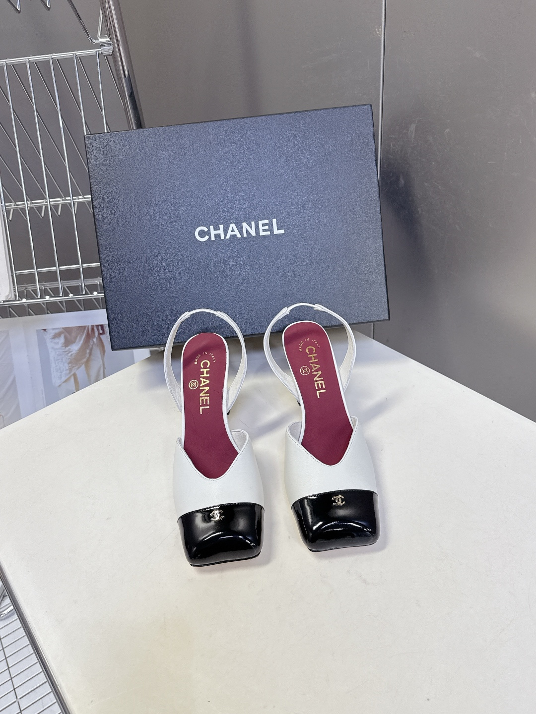 香奈儿CHANEL春夏最新款粗跟凉鞋 超多网红时尚博主种草 高级感舒适，配女神们的半身裙，不规则的方头，