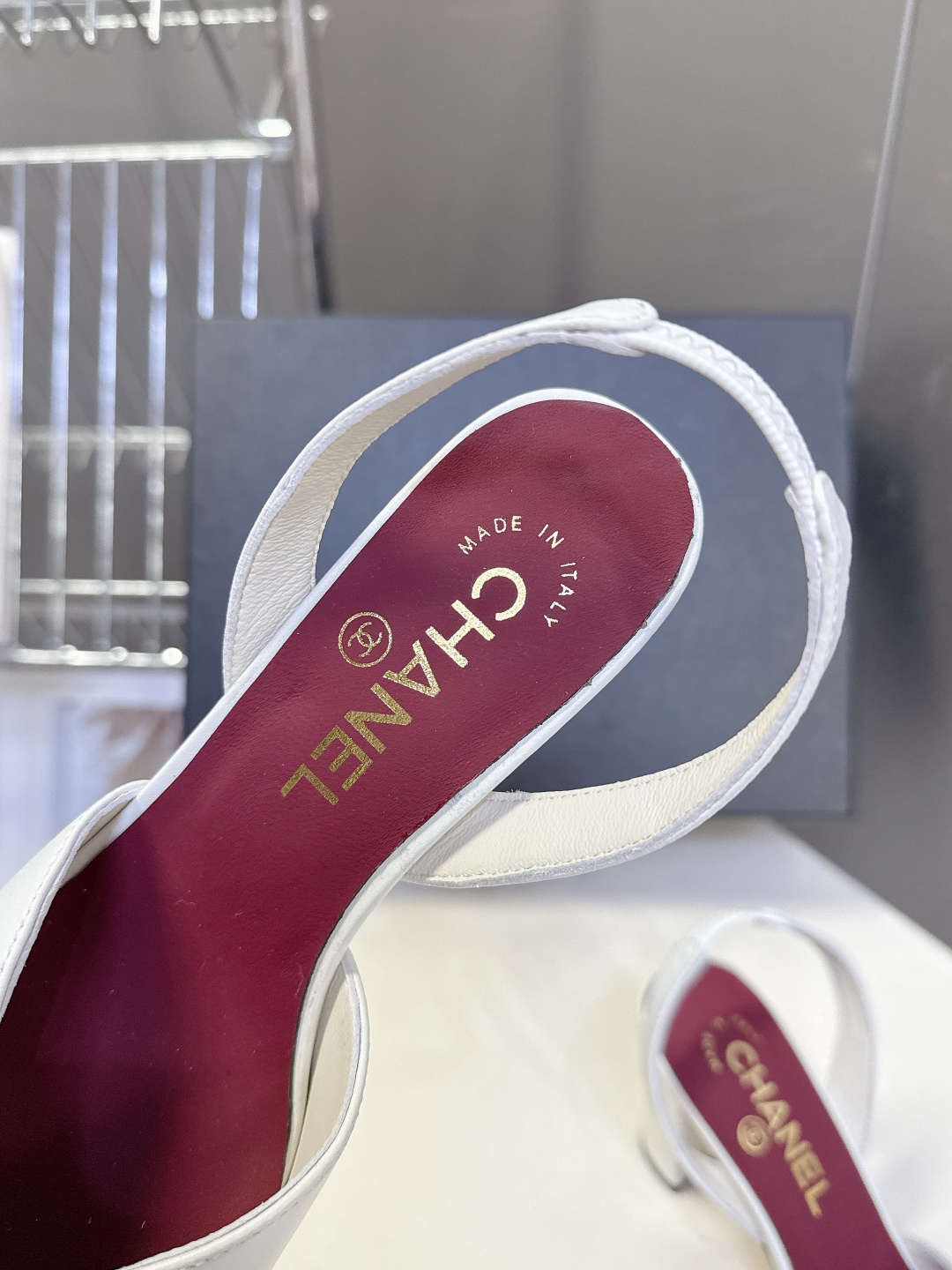 香奈儿CHANEL春夏最新款粗跟凉鞋 超多网红时尚博主种草 高级感舒适，配女神们的半身裙，不规则的方头，