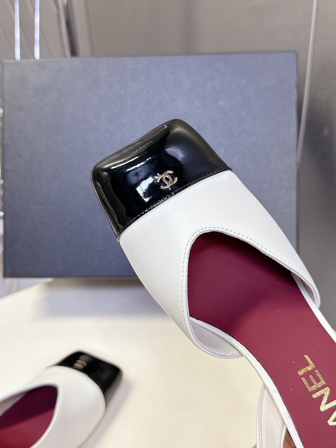 香奈儿CHANEL春夏最新款粗跟凉鞋 超多网红时尚博主种草 高级感舒适，配女神们的半身裙，不规则的方头，