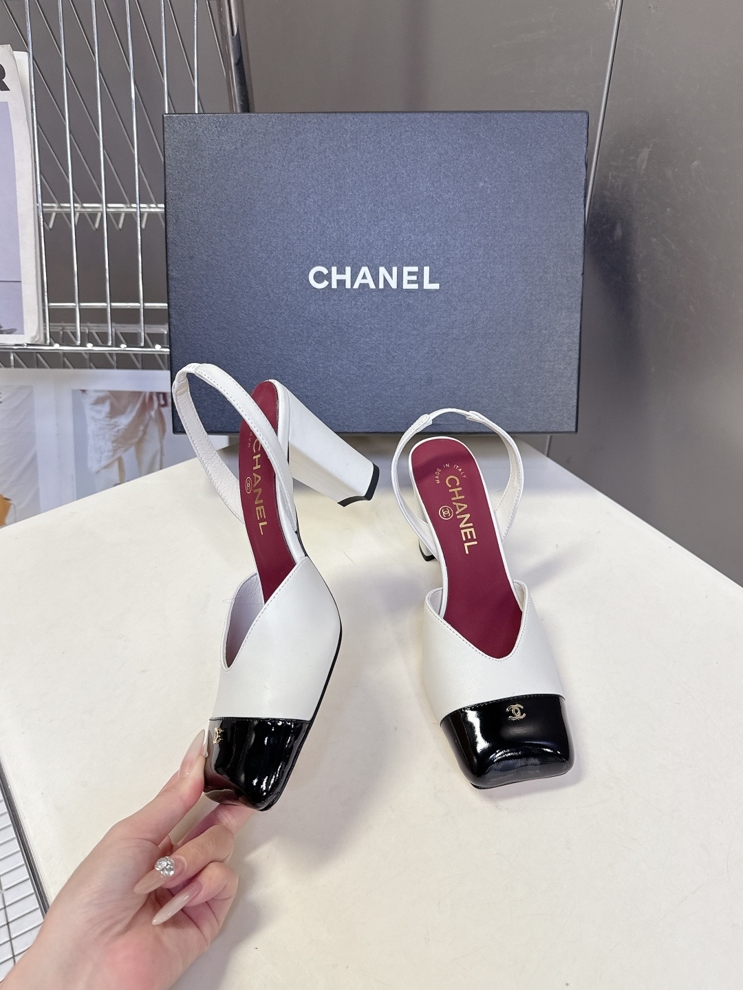 香奈儿CHANEL春夏最新款粗跟凉鞋 超多网红时尚博主种草 高级感舒适，配女神们的半身裙，不规则的方头，