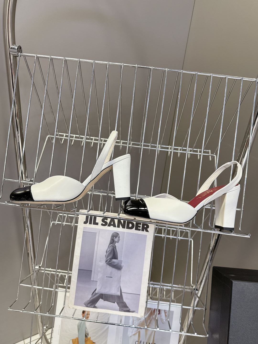 香奈儿CHANEL春夏最新款粗跟凉鞋 超多网红时尚博主种草 高级感舒适，配女神们的半身裙，不规则的方头，