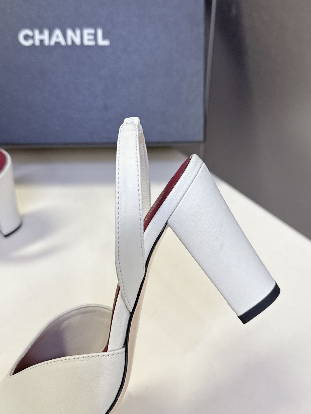 香奈儿CHANEL春夏最新款粗跟凉鞋 超多网红时尚博主种草 高级感舒适，配女神们的半身裙，不规则的方头，