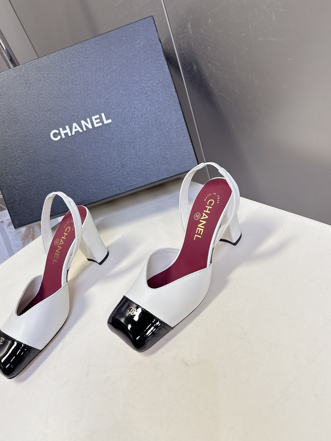 香奈儿CHANEL春夏最新款粗跟凉鞋 超多网红时尚博主种草 高级感舒适，配女神们的半身裙，不规则的方头，