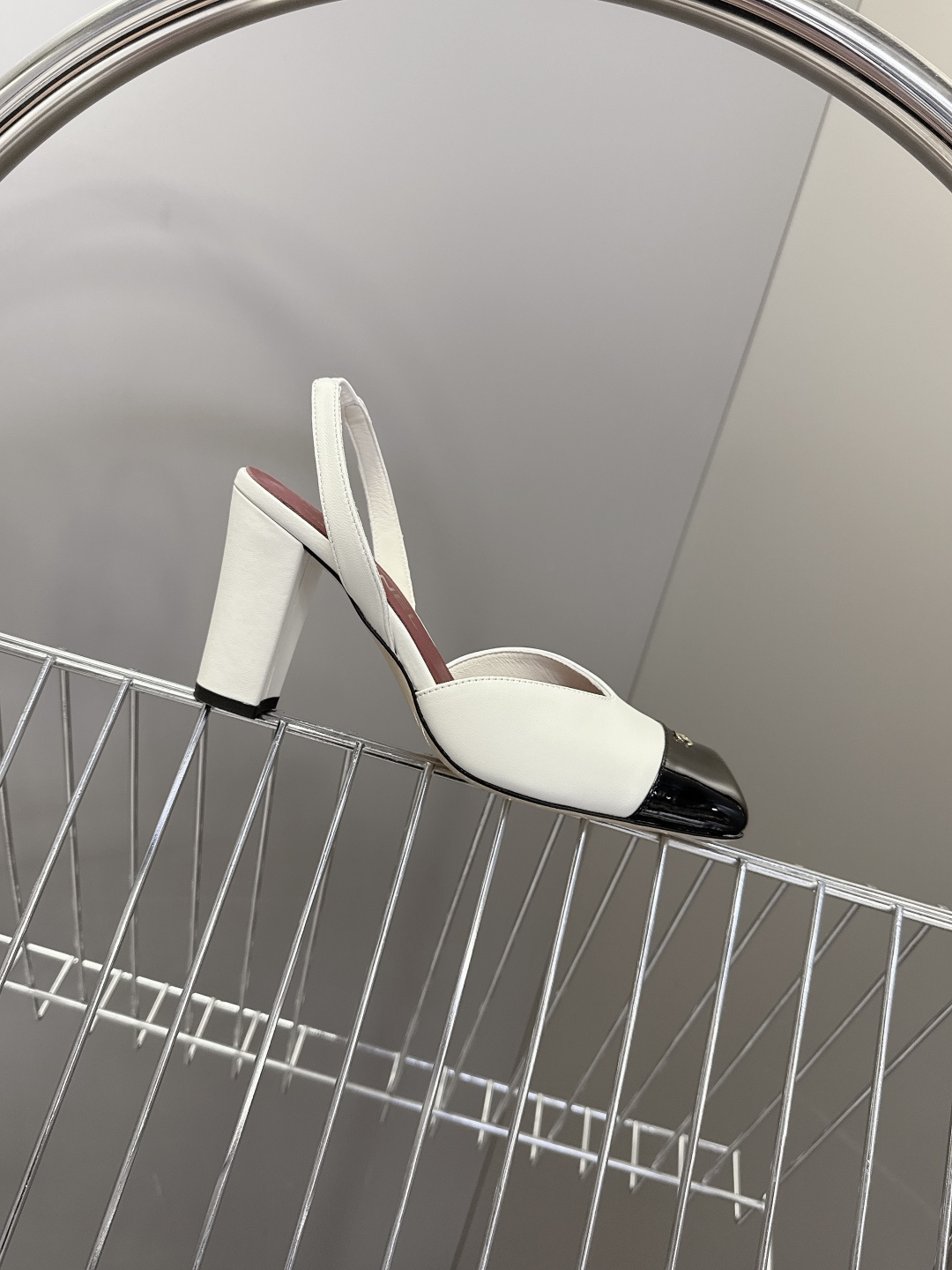 香奈儿CHANEL春夏最新款粗跟凉鞋 超多网红时尚博主种草 高级感舒适，配女神们的半身裙，不规则的方头，