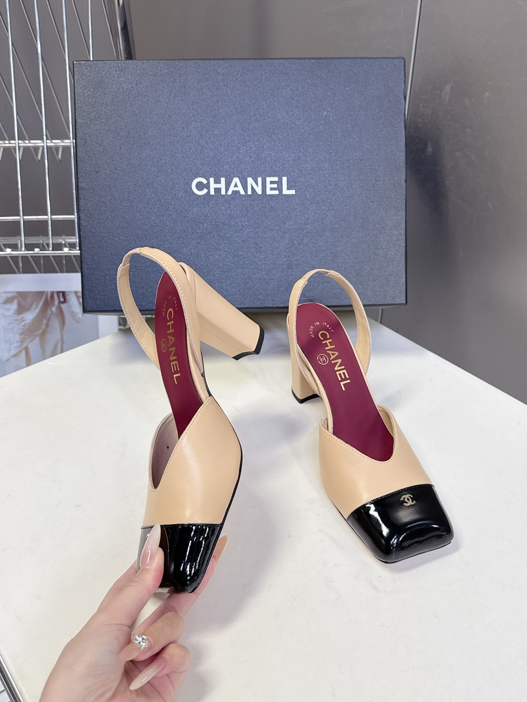 香奈儿CHANEL春夏最新款粗跟凉鞋 超多网红时尚博主种草 高级感舒适，配女神们的半身裙，不规则的方头，