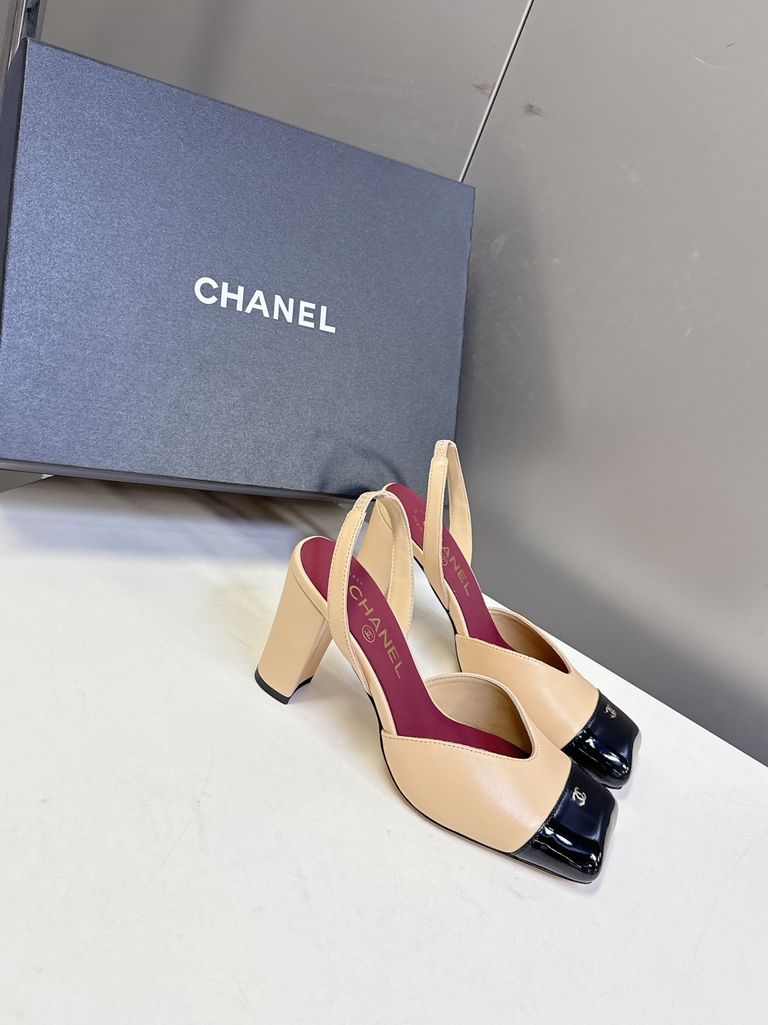 香奈儿CHANEL春夏最新款粗跟凉鞋 超多网红时尚博主种草 高级感舒适，配女神们的半身裙，不规则的方头，