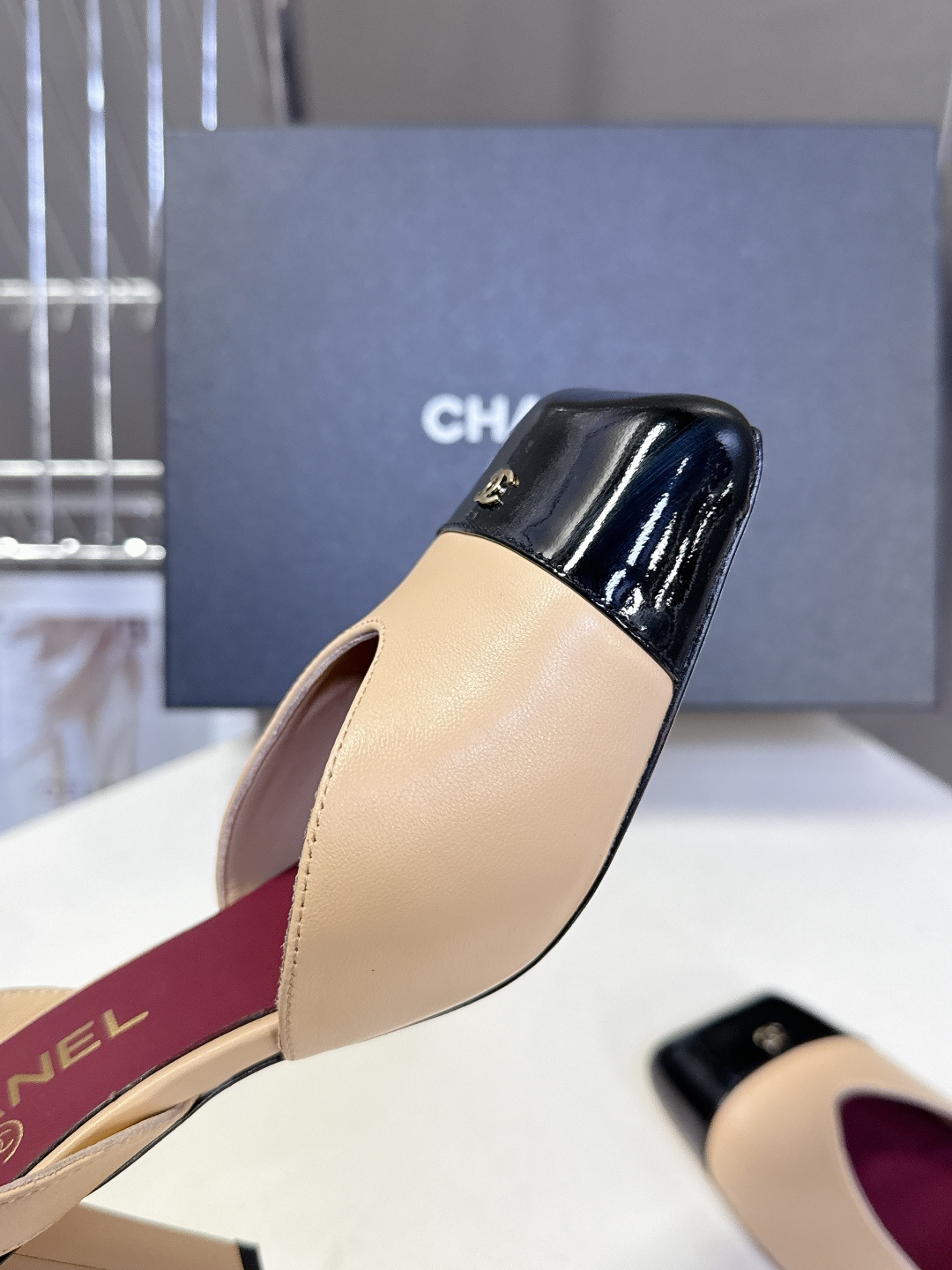 香奈儿CHANEL春夏最新款粗跟凉鞋 超多网红时尚博主种草 高级感舒适，配女神们的半身裙，不规则的方头，