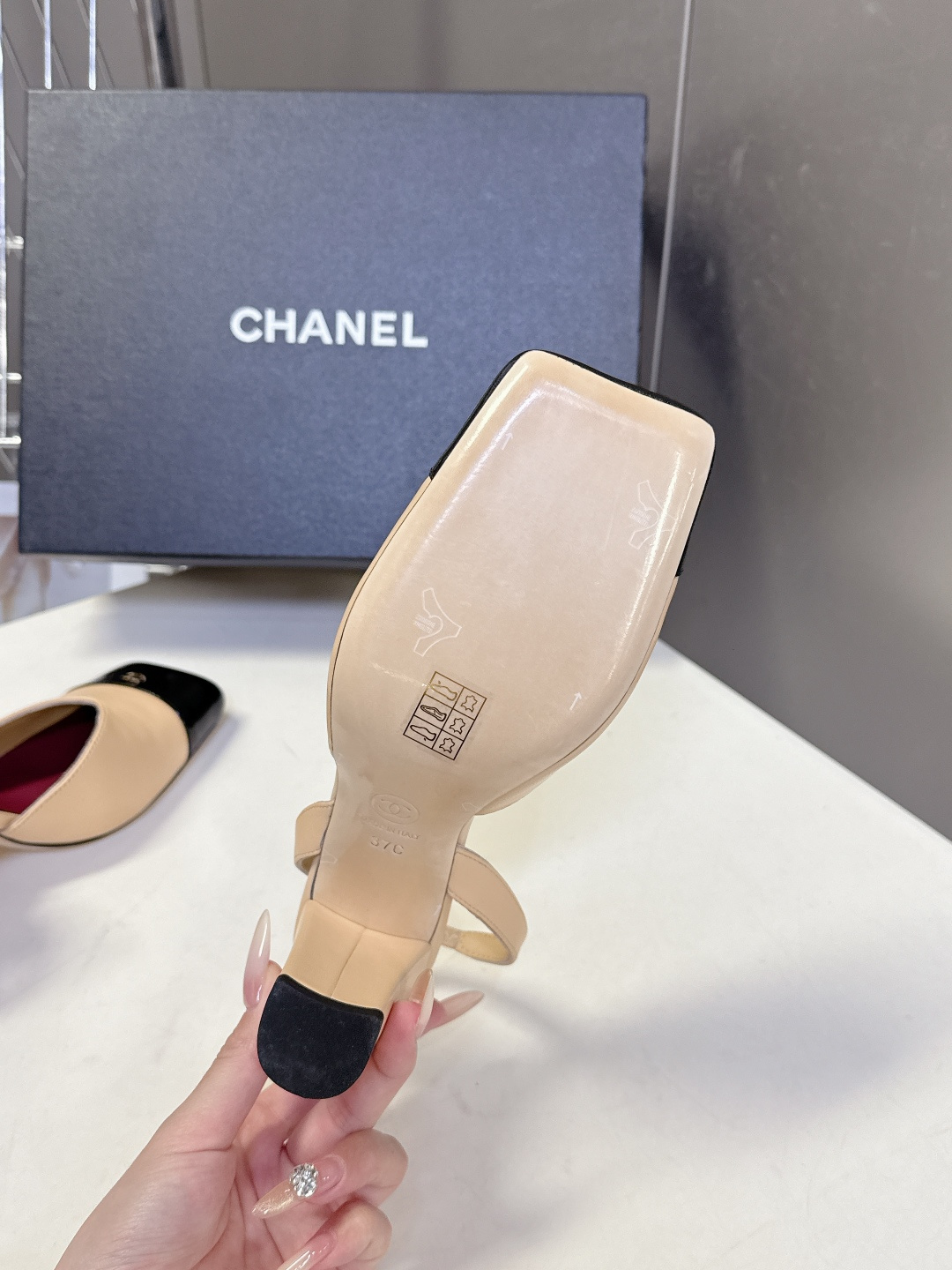 香奈儿CHANEL春夏最新款粗跟凉鞋 超多网红时尚博主种草 高级感舒适，配女神们的半身裙，不规则的方头，