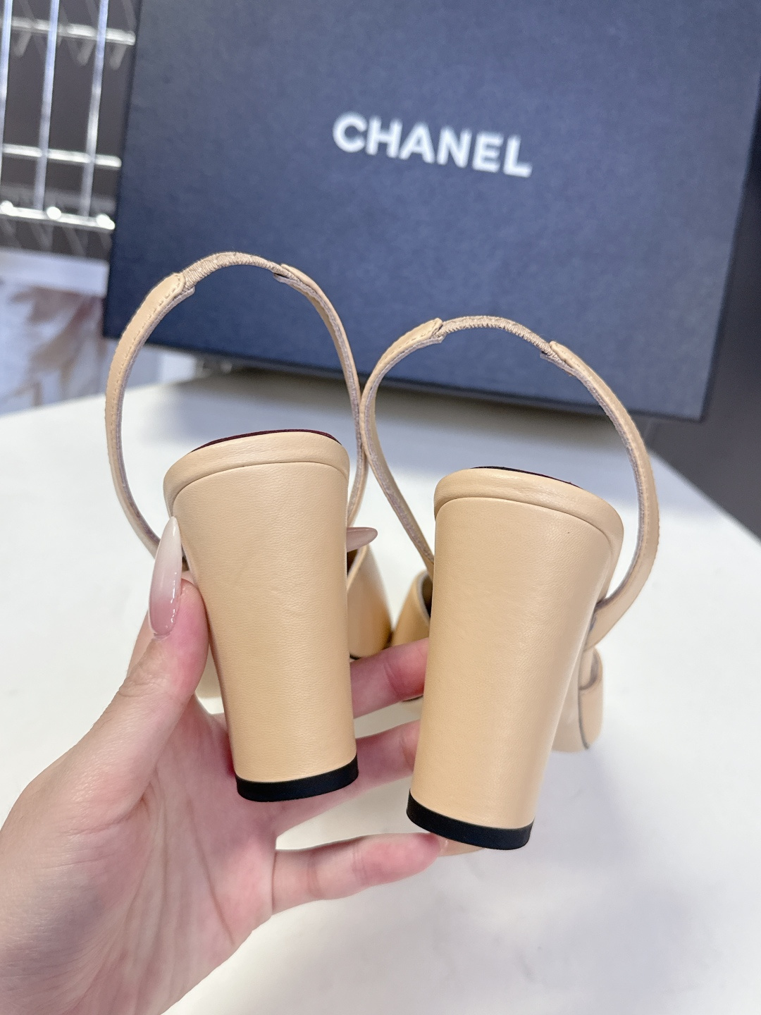 香奈儿CHANEL春夏最新款粗跟凉鞋 超多网红时尚博主种草 高级感舒适，配女神们的半身裙，不规则的方头，