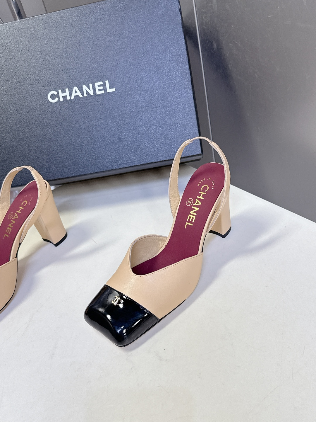 香奈儿CHANEL春夏最新款粗跟凉鞋 超多网红时尚博主种草 高级感舒适，配女神们的半身裙，不规则的方头，