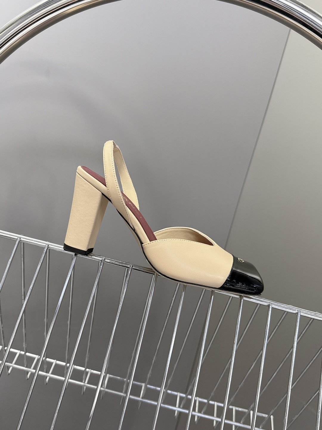 香奈儿CHANEL春夏最新款粗跟凉鞋 超多网红时尚博主种草 高级感舒适，配女神们的半身裙，不规则的方头，