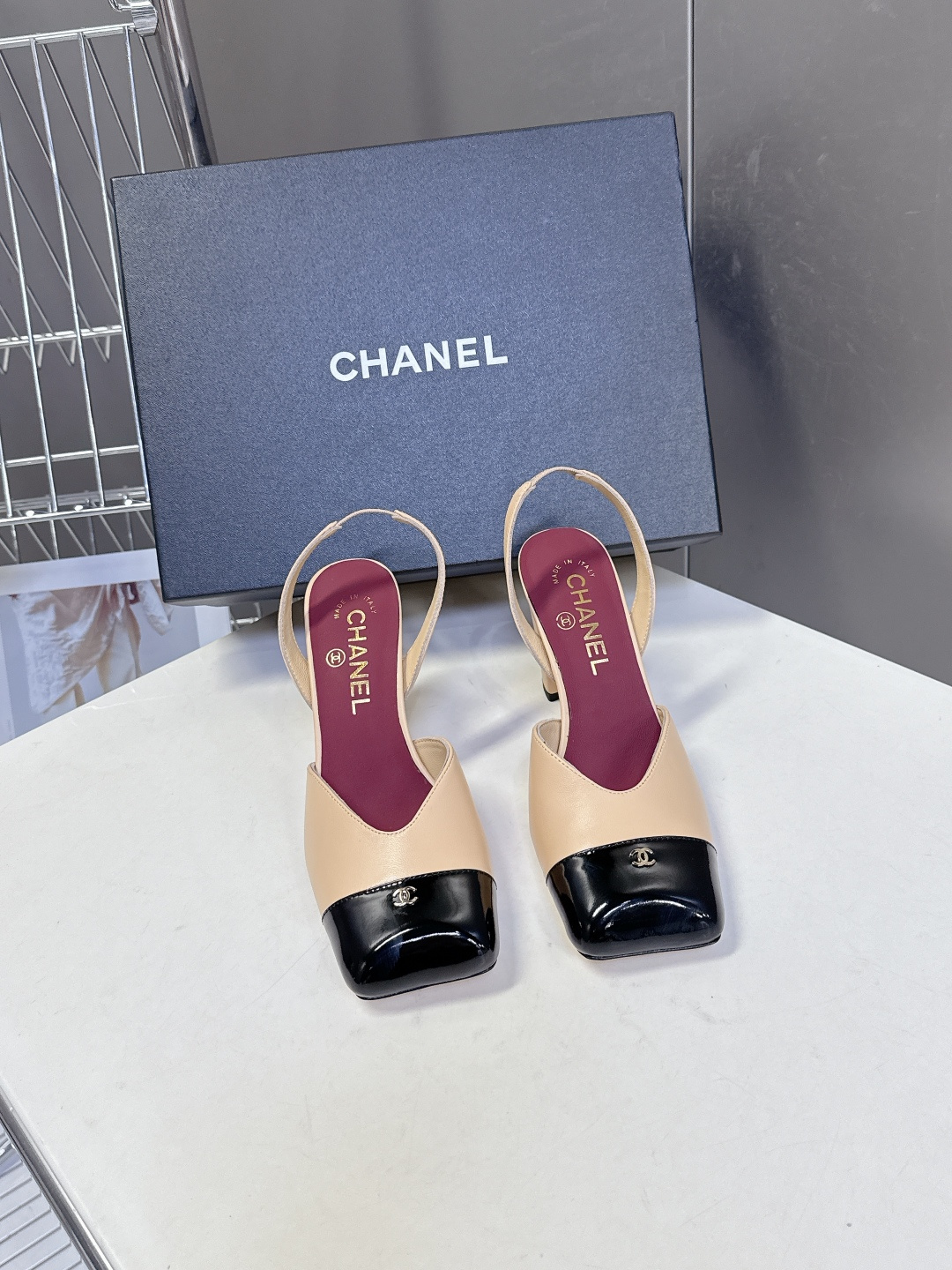 香奈儿CHANEL春夏最新款粗跟凉鞋 超多网红时尚博主种草 高级感舒适，配女神们的半身裙，不规则的方头，