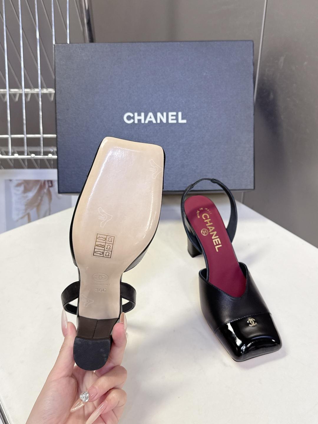 香奈儿CHANEL春夏最新款粗跟凉鞋 超多网红时尚博主种草 高级感舒适，配女神们的半身裙，不规则的方头，