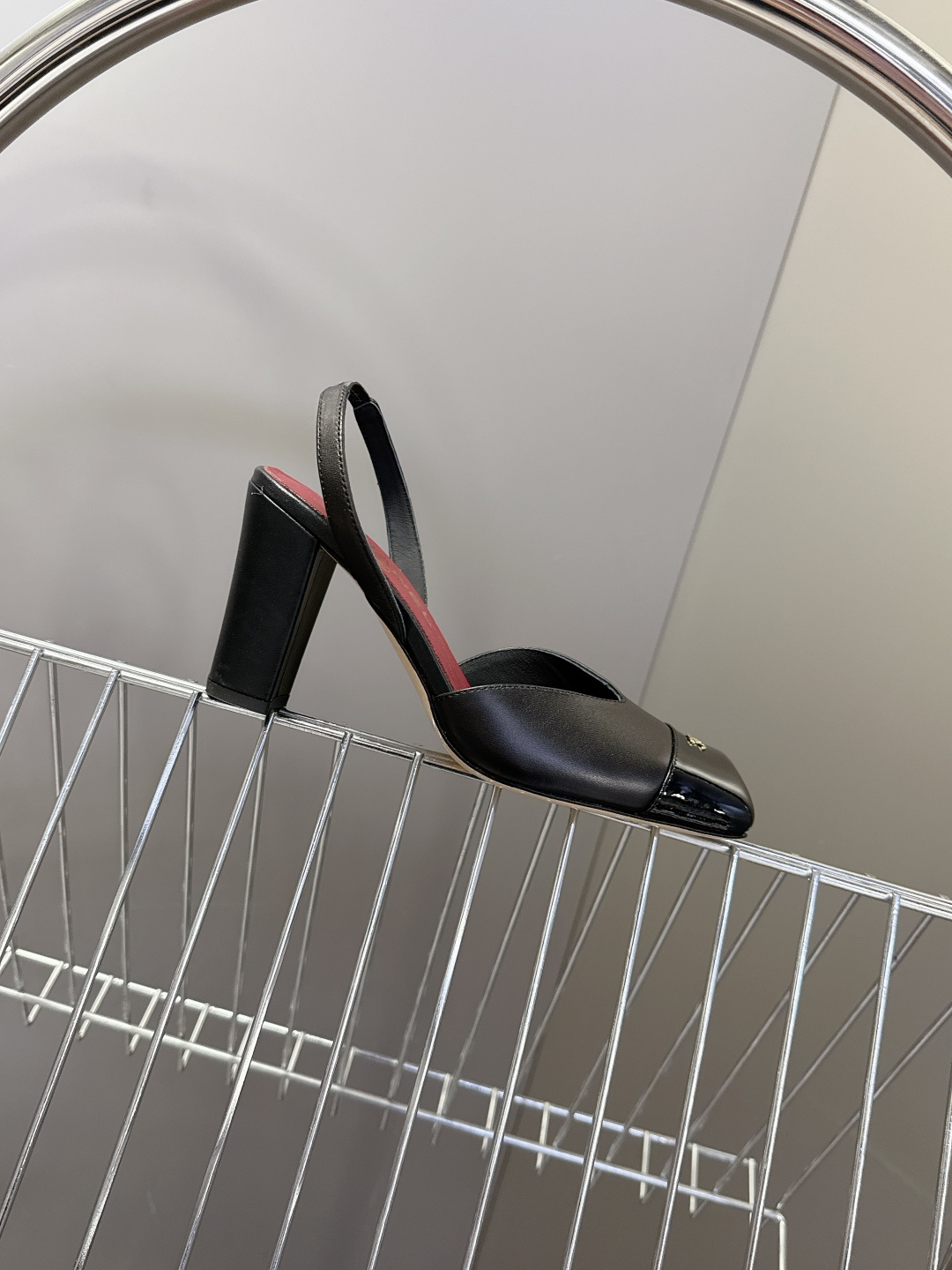 香奈儿CHANEL春夏最新款粗跟凉鞋 超多网红时尚博主种草 高级感舒适，配女神们的半身裙，不规则的方头，