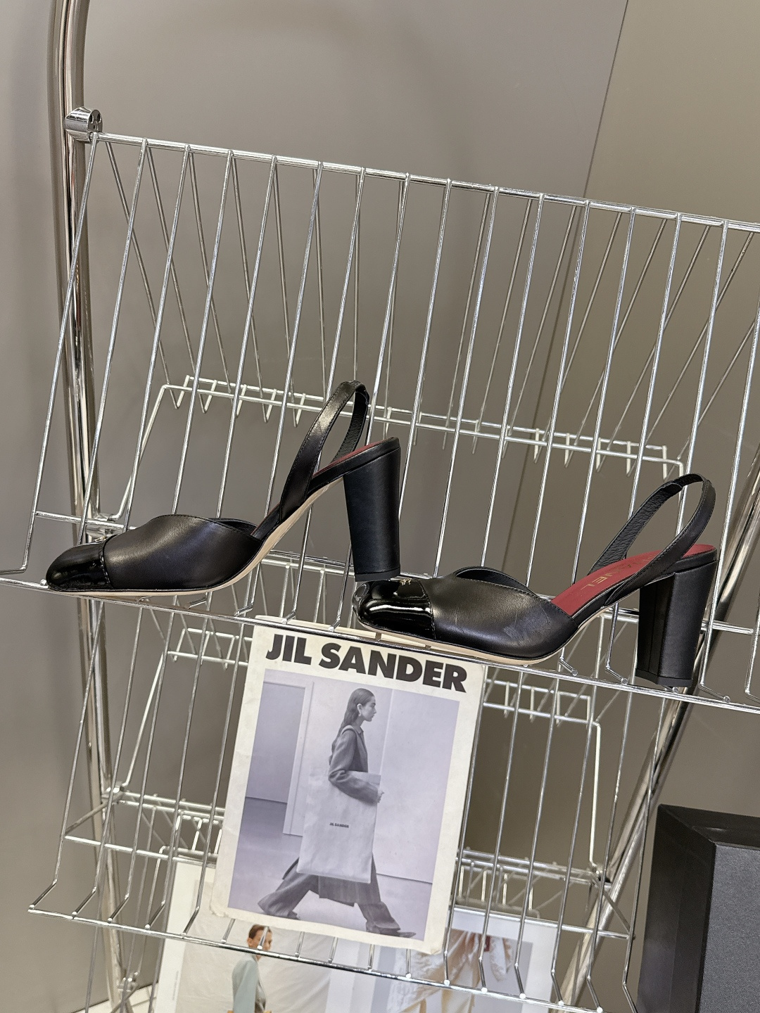 香奈儿CHANEL春夏最新款粗跟凉鞋 超多网红时尚博主种草 高级感舒适，配女神们的半身裙，不规则的方头，