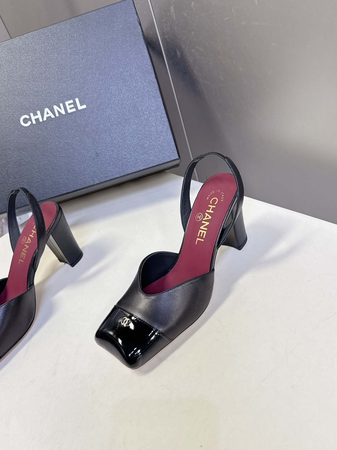 香奈儿CHANEL春夏最新款粗跟凉鞋 超多网红时尚博主种草 高级感舒适，配女神们的半身裙，不规则的方头，