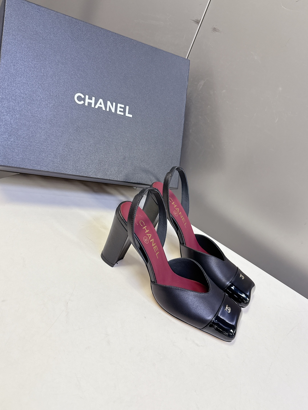 香奈儿CHANEL春夏最新款粗跟凉鞋 超多网红时尚博主种草 高级感舒适，配女神们的半身裙，不规则的方头，