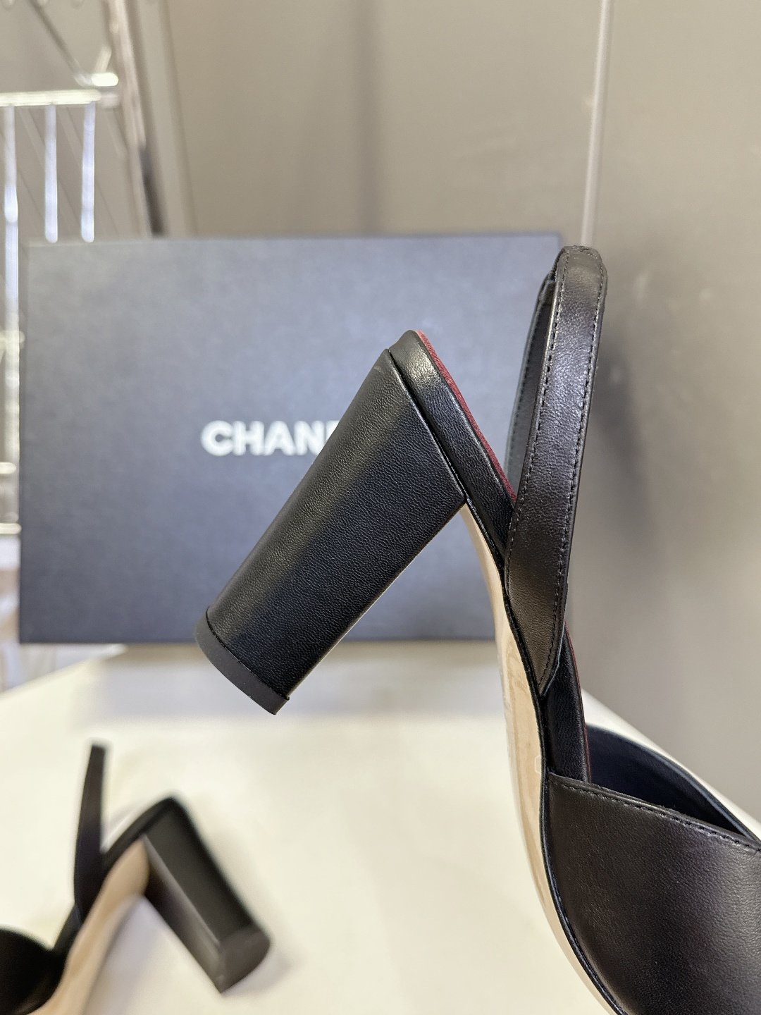 香奈儿CHANEL春夏最新款粗跟凉鞋 超多网红时尚博主种草 高级感舒适，配女神们的半身裙，不规则的方头，